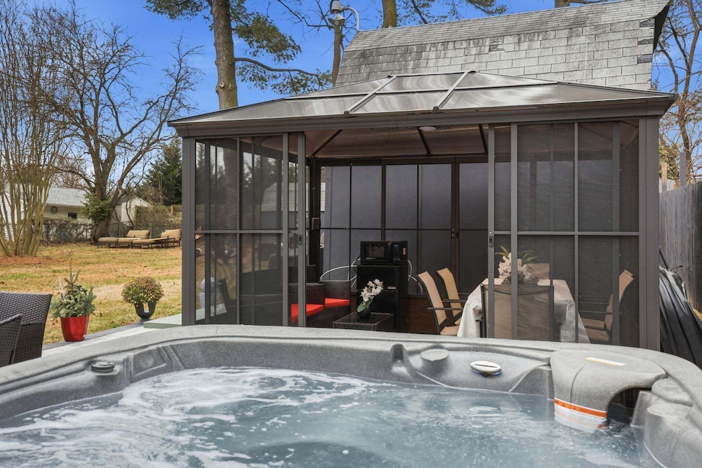 Stylish Hot Tub Retreat With Ping Pong 3 Bedroom Home