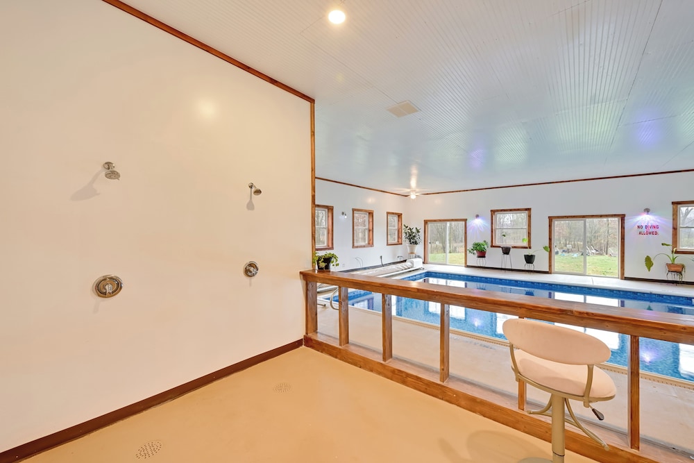 8-acre Bridgman Oasis: Pool, Hot Tub & Game Room