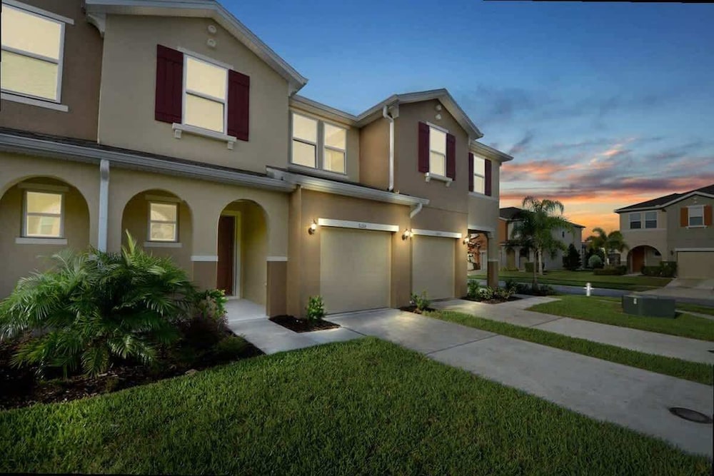 Modern 4BR w Patio Resort Pool Compass Bay