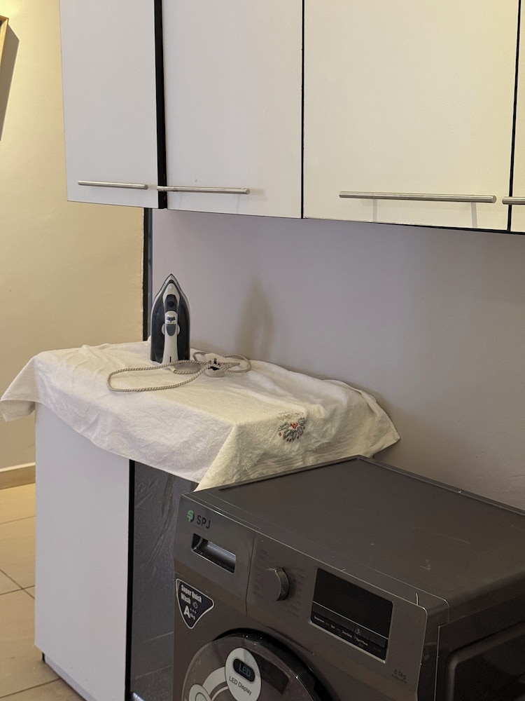 Spacious & Modern 3-bedroom Foxdale