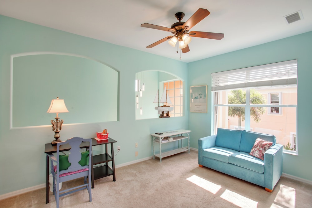 3 Mi to Dtwn Fort Myers: Condo w/ Pool & Hot Tub