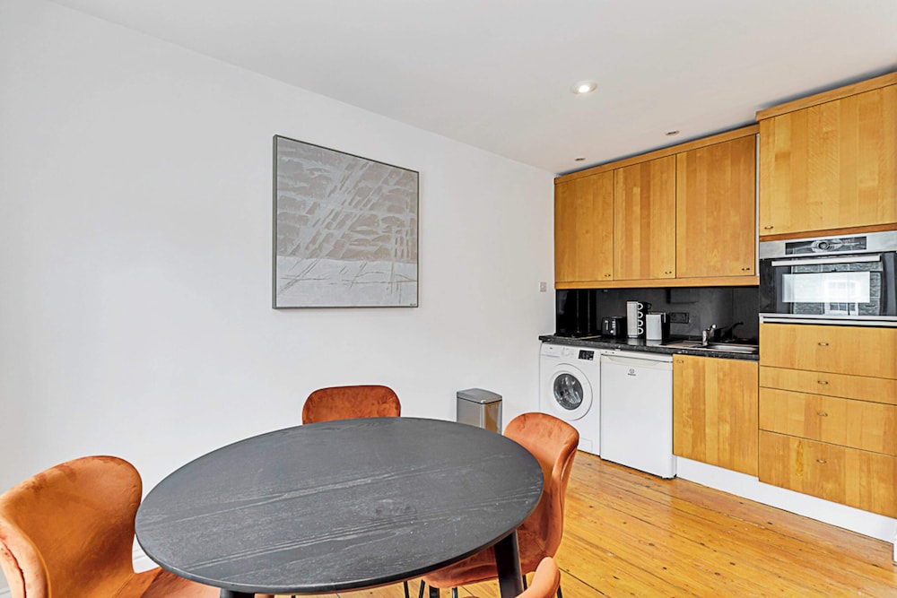 One-bedroom Abode With A Balcony In Central London