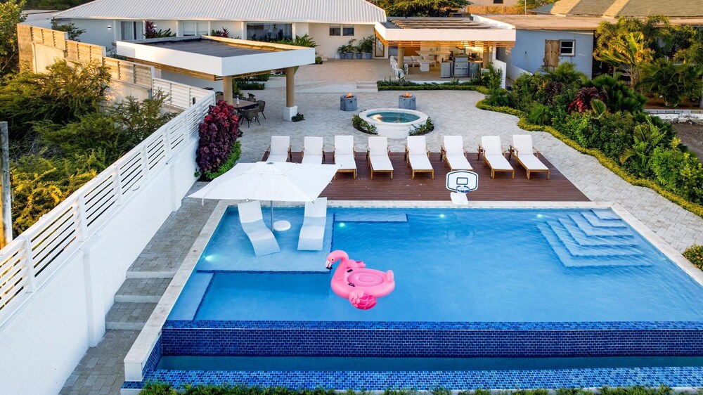 Beachfront Villa w Pool Sleeps 16 Dining Tub