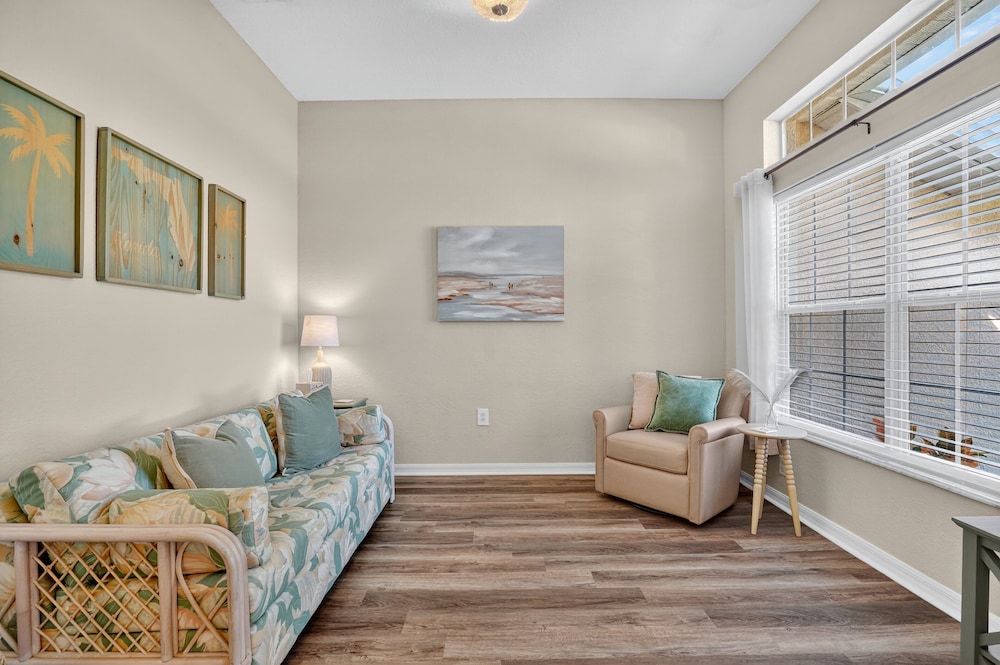Spacious 4br Retreat With Heated Pool & Spa 4 Bedroom Home