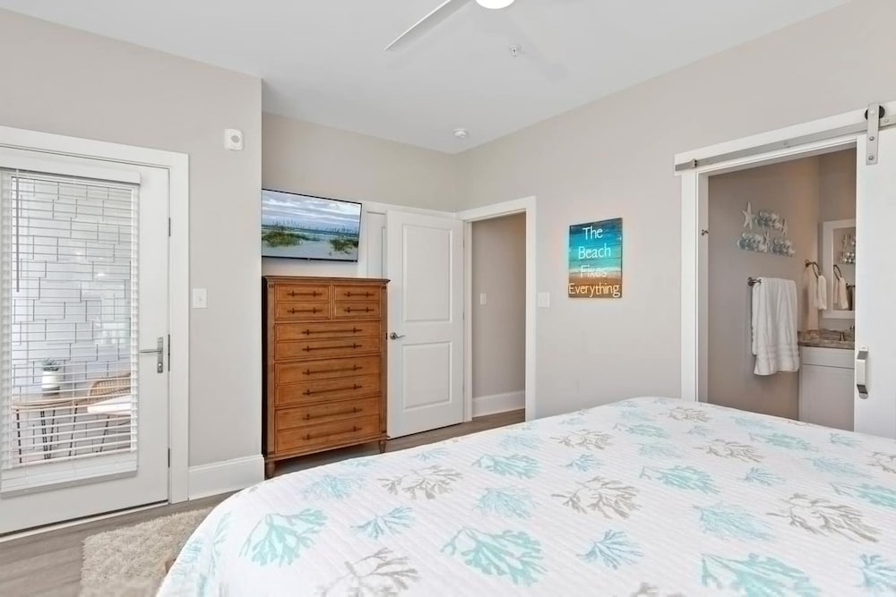 Luxury Beach Condo 5 Min Walk to Beach Shops