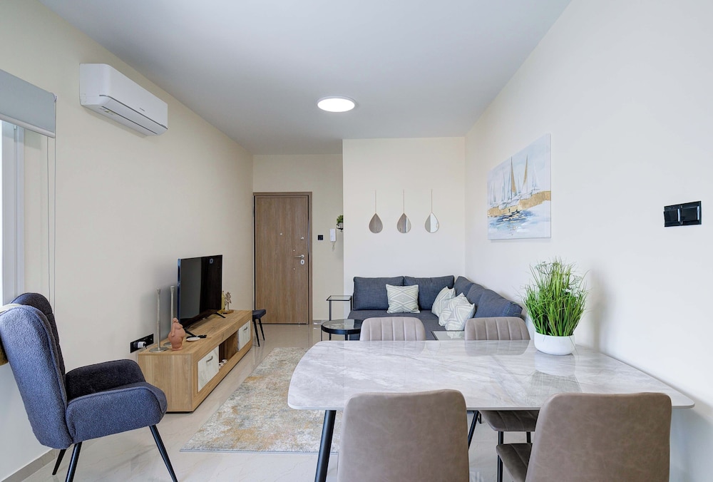 75 Prokymea- Steps From the Sea, Downtown, Balcony