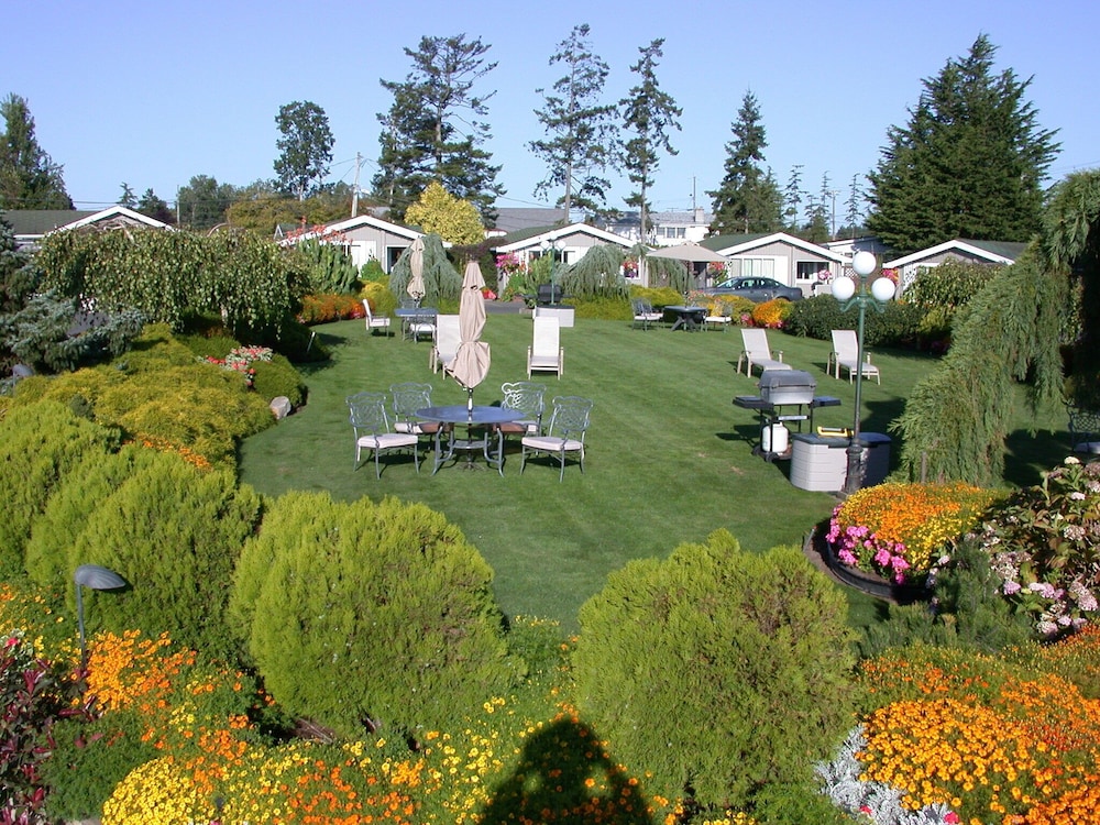 The Cedarwood Inn & Suites