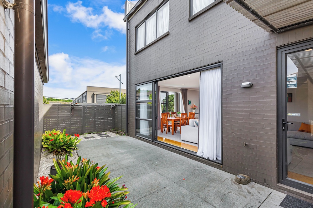 Comfy 4BR Home w/ Mt. Wellington View Zodiak Stays