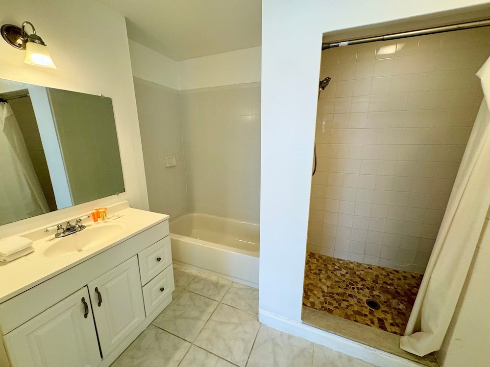 Islands Inn on the Drive - Poolside Paradise - Queen Bed - B2