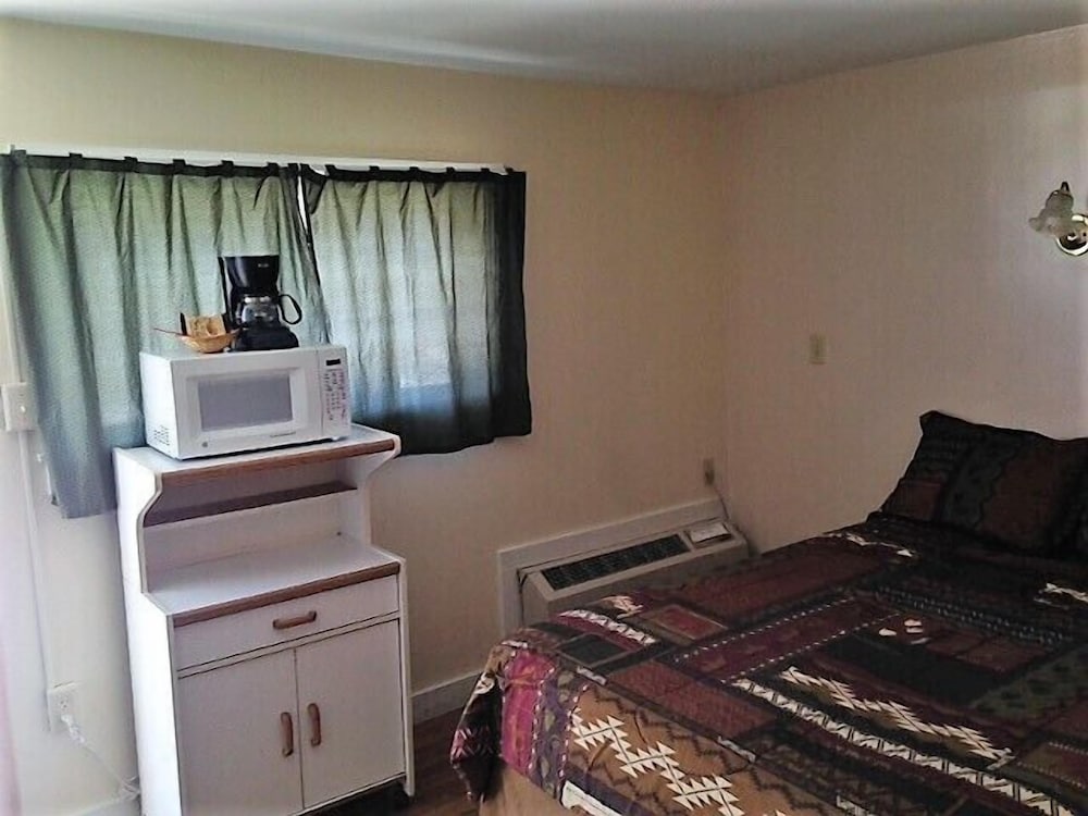 Tenderfoot Cabins & Motel