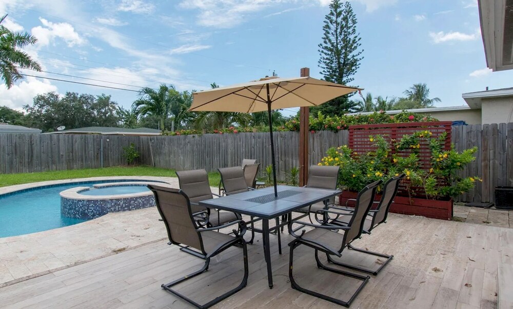 Sunlit Escape 3BR 2BA w Private Pool Backyard