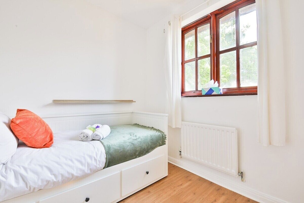 Homely 5 Bed House - 15 Mins to Cardiff City