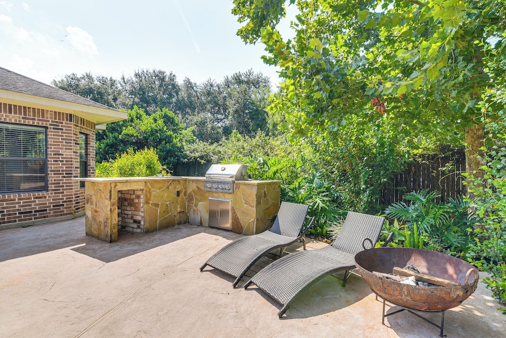 Pool & Hot Tub: Family-friendly Houston Area Home!