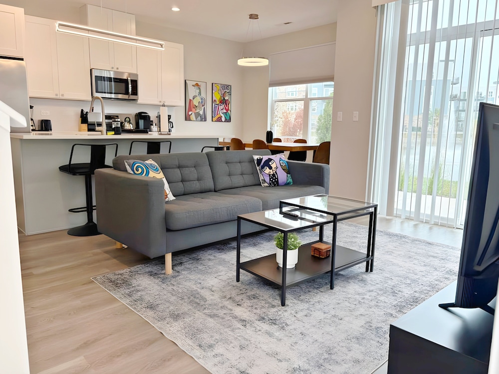 4BR Townhouse with Parking - WV rep 3