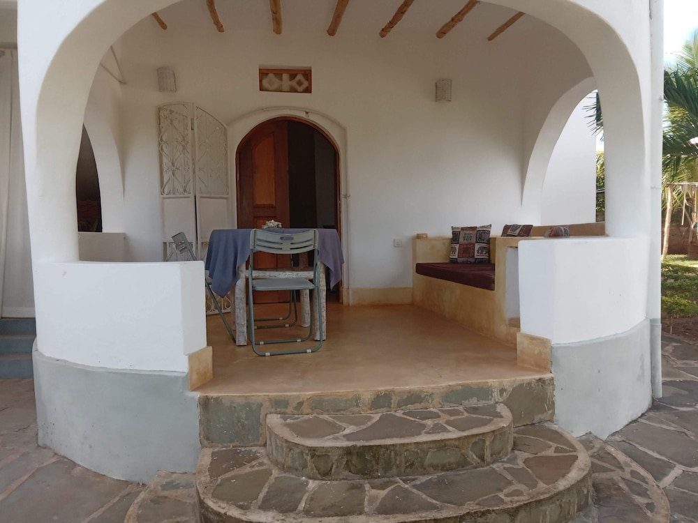 Four shells apartments diani