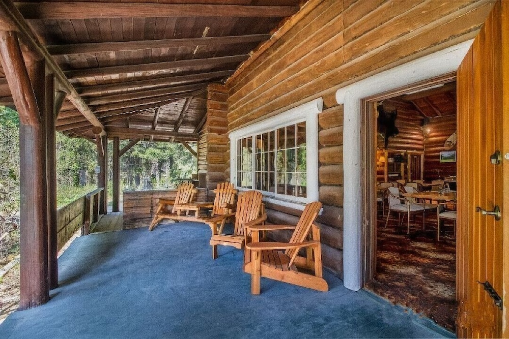 Kootenay Park Lodge