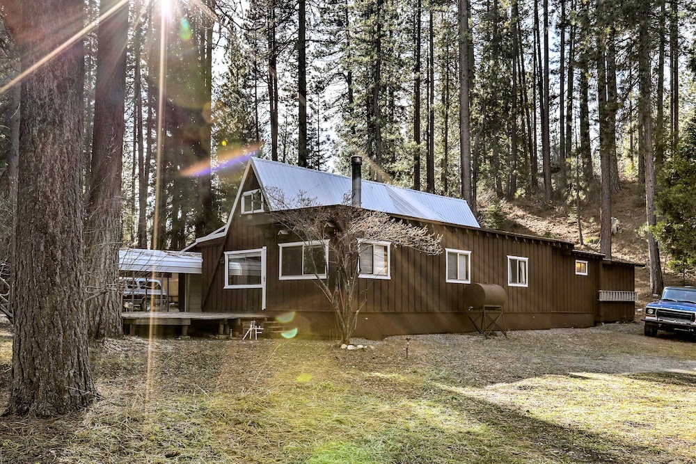 Quaint + Rustic A-frame < 5 Mi to Plumas-eureka! view 5