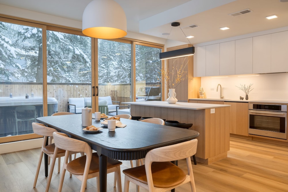 Parkview Mountain House Luxury Ski Home w Hot Tub Near Trails Downtown