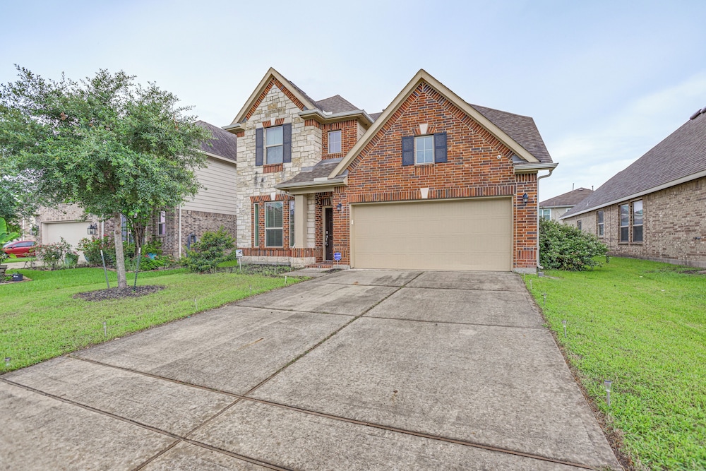 Covered Patio & Spacious Yard: Houston Area Home!
