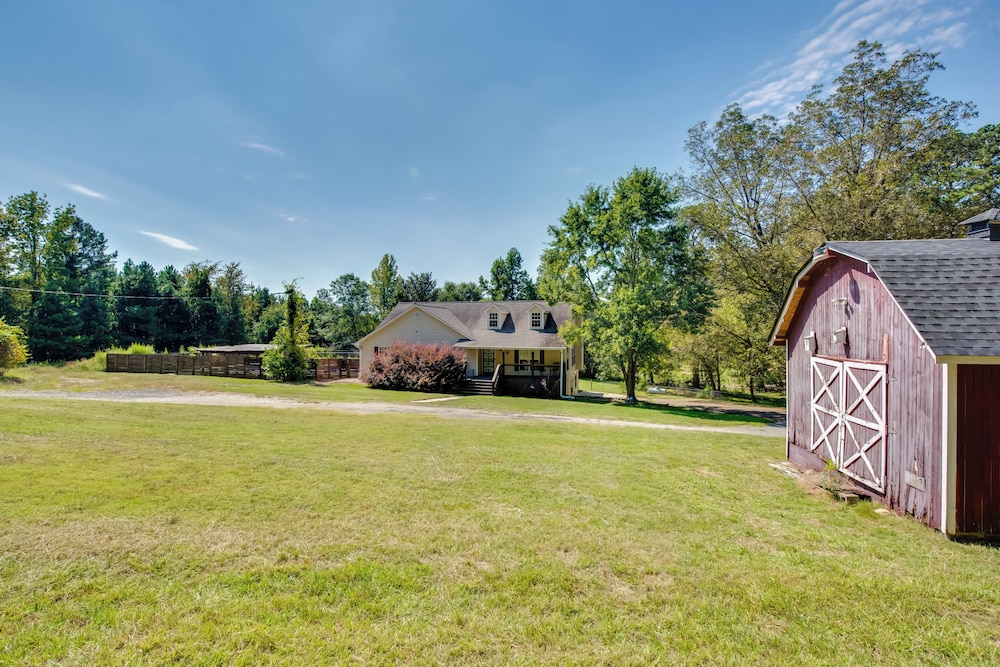 Near Trails & Live Music: Cozy Atlanta Apt!