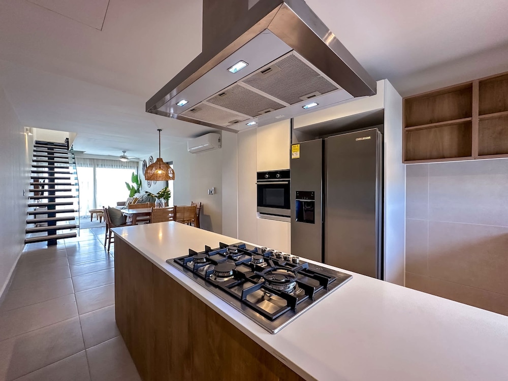4 Bedroom Beach Penthouse w Private Rooftop