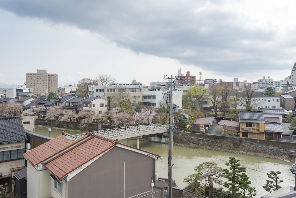 Kanazawa Higashiyama Cabin Hakobune