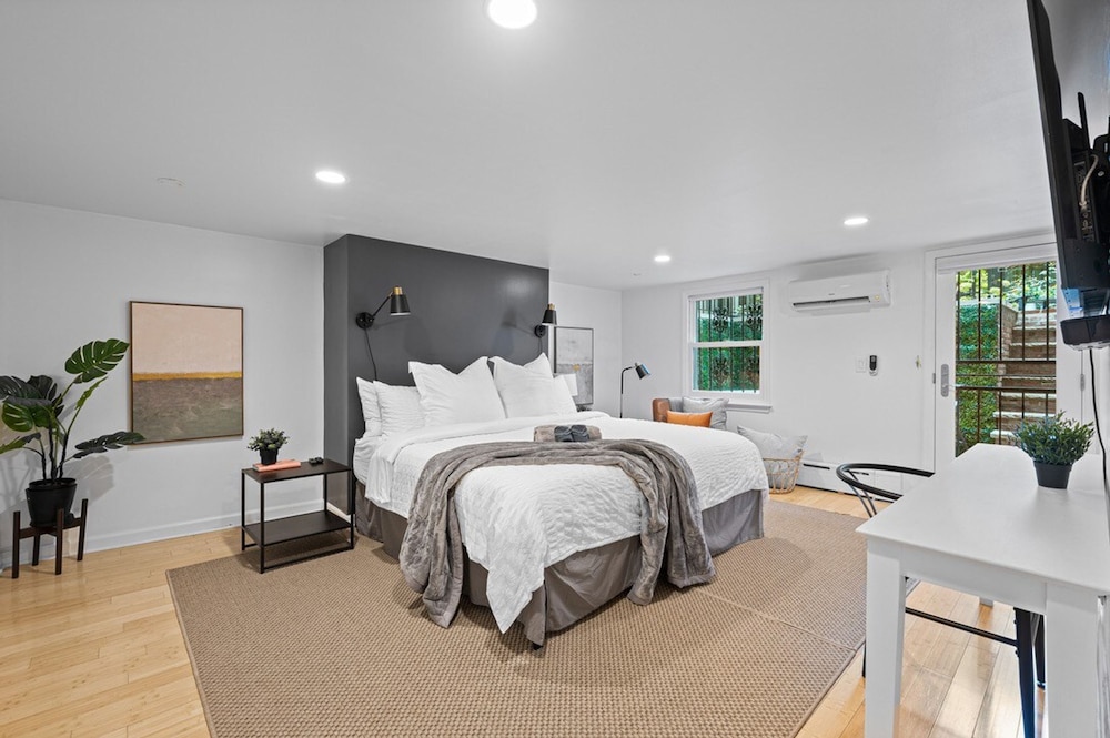 Adelphi I 3BR Ft Greene w Backyard Patio Porch