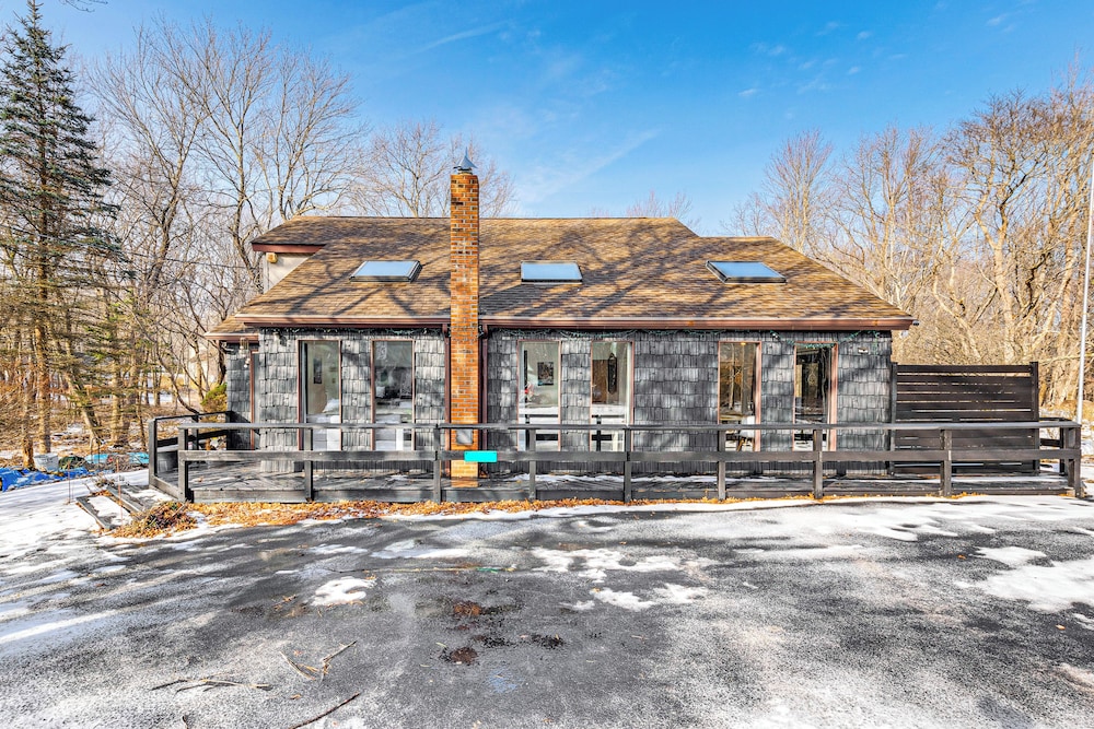 Hot Tub & Game Room: Long Pond Getaway!