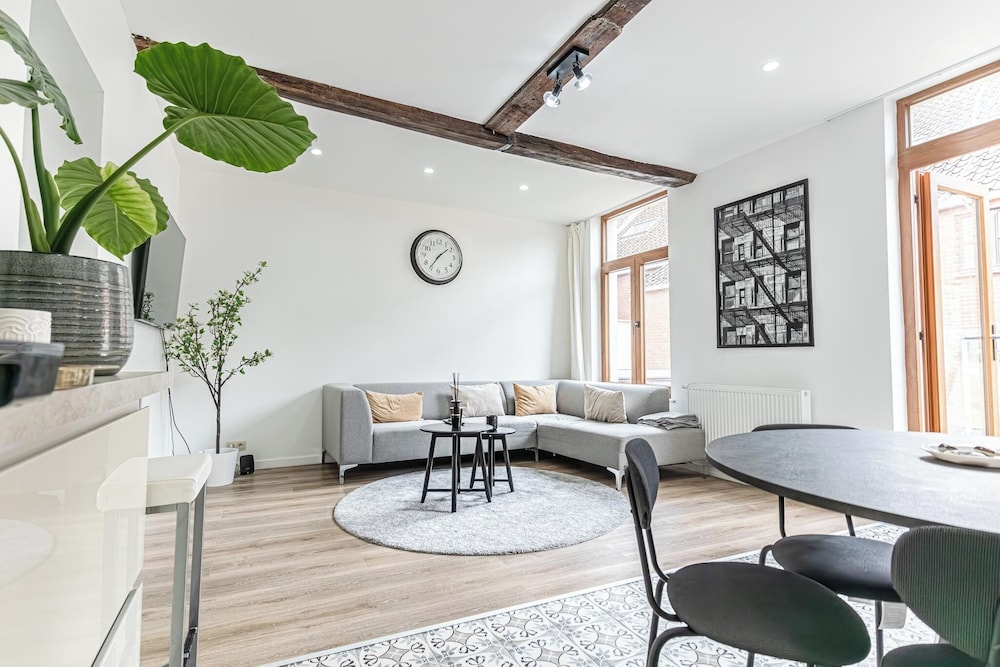 Modern 3BR Apt for 6 with Patio Ghent