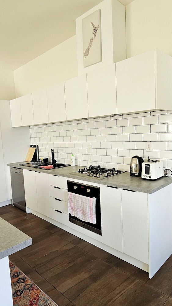 LILYPAD 4-bedroom Urban Retreat Auckland