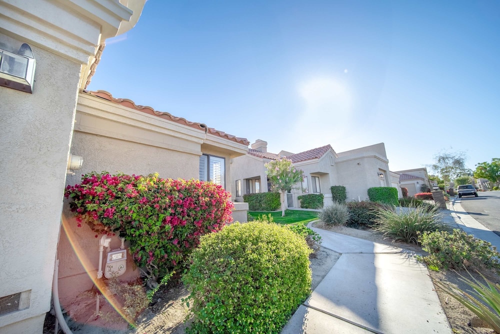 Charming Condo With Golf Course View