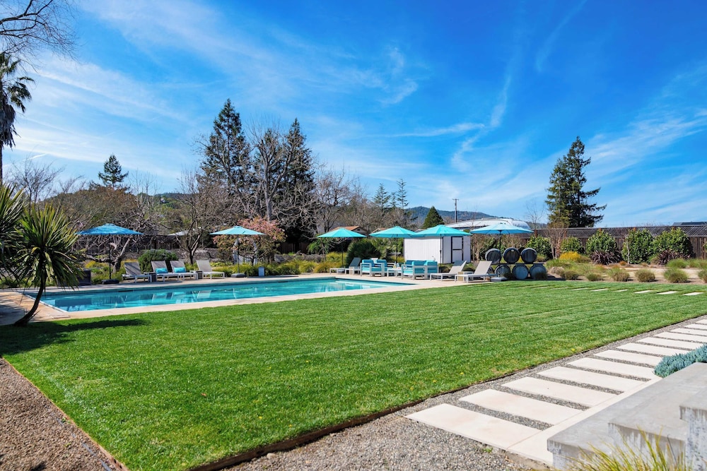 Luxe, Pool, Spa, Fire Pit, Game Room, Piano Sonoma Pool Retreat by Avantstay