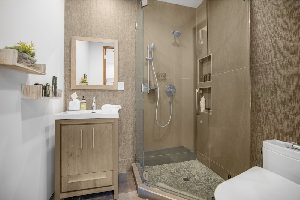 Louise Modern - Luxury Smart Estate in Encino w/ Pool, Gym & Spa
