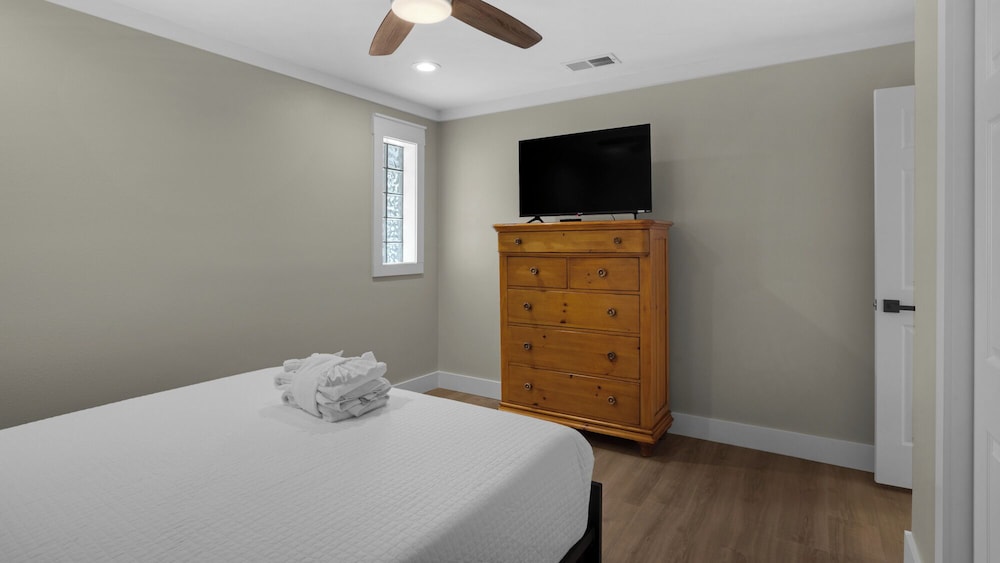 Spacious Retreat w/ Private Pool, Spa, Fireplace + Attraction Tickets!