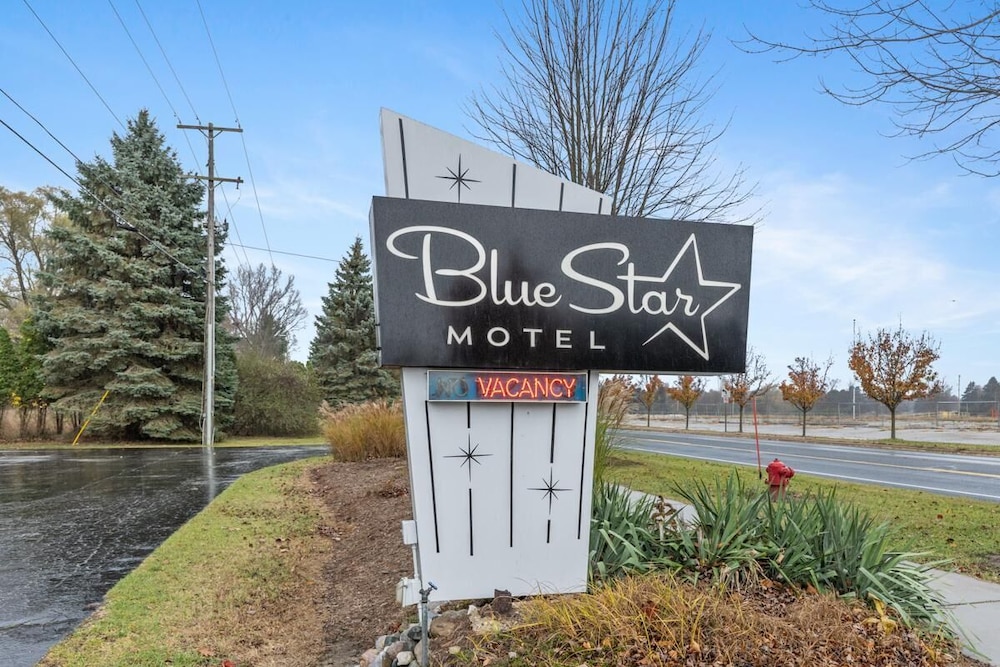 Blue Star Motel The Roxy