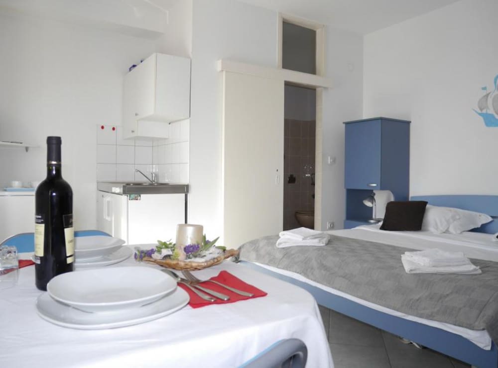 Dugi Rat Seaside Apartments