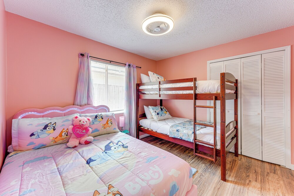 6 Mi to Disney World: Lake-view Retreat w/ Pool!