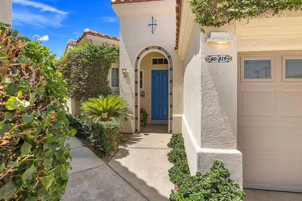 Stylish 2BR w Spa Patio