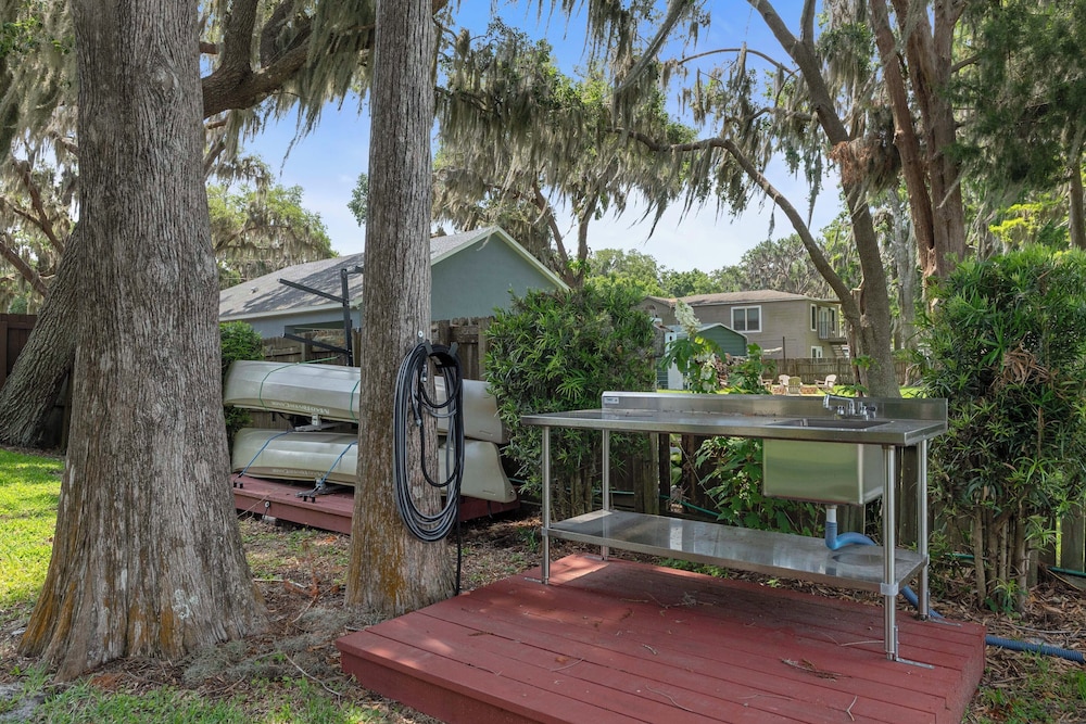 Welcoming Little Blue Lakehouse in Crystal River