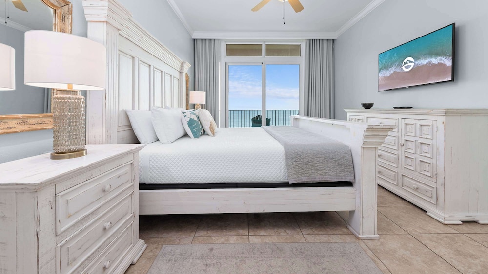 Beachfront 3-bedroom Condo on 15th Floor Balcony, Lazy River, Jacuzzis