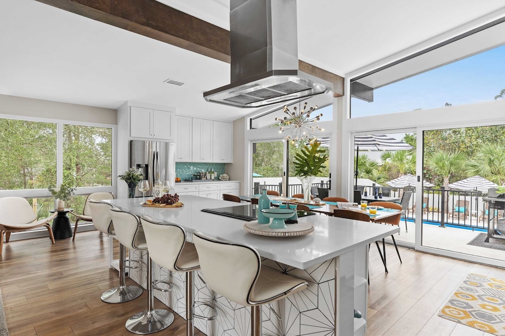 30A Florida Flashback by Avantstay Private Pool, Golf Cart, 3 Mins to Beach!