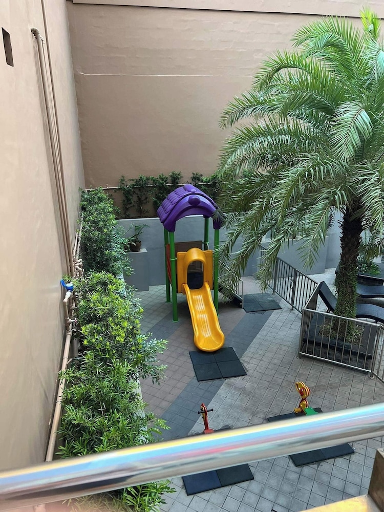 Cozy 1BR Condo in Mandaluyong City With City Skyline View