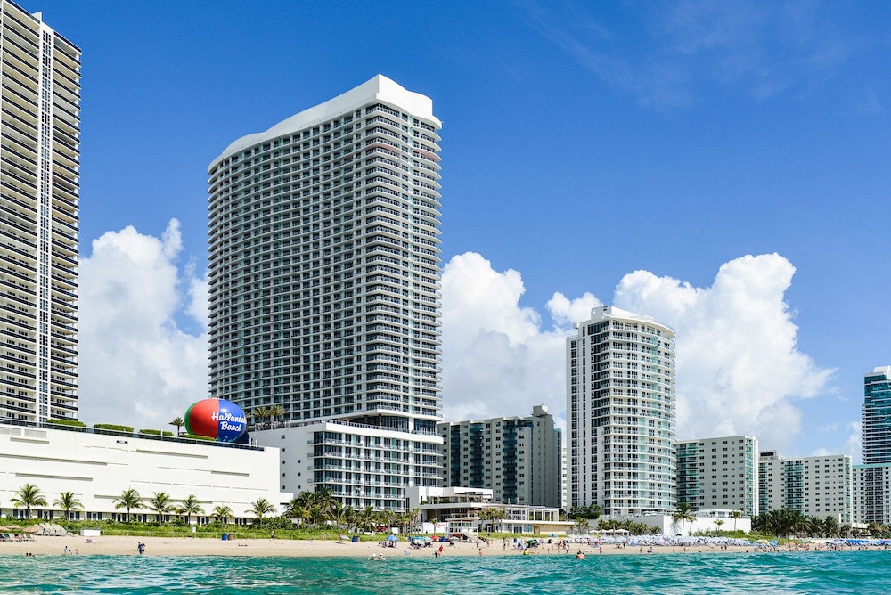 Fantastic 2BR Condo at Hollywood - Image 1