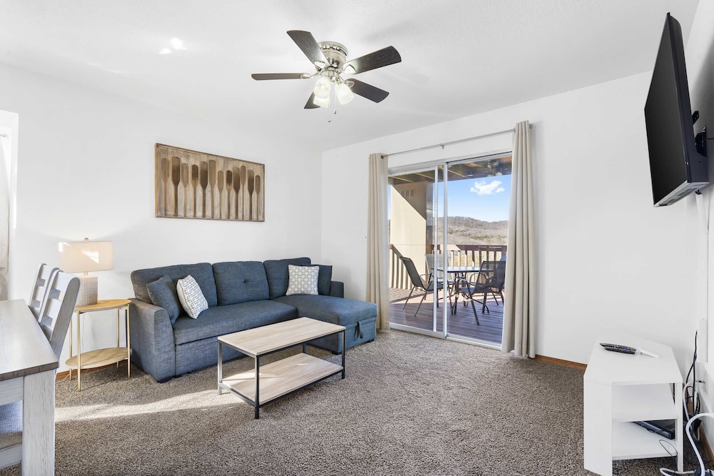 Scenic Lakeview Stay for 5!