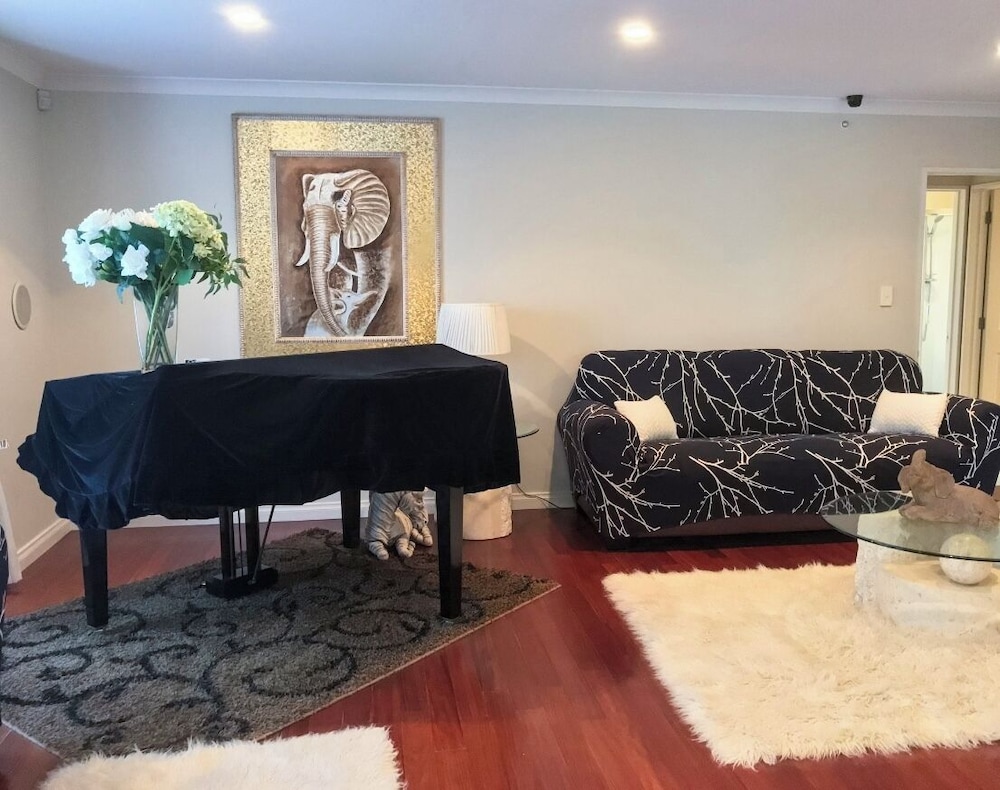 Howick Luxury Large Home - Image 4