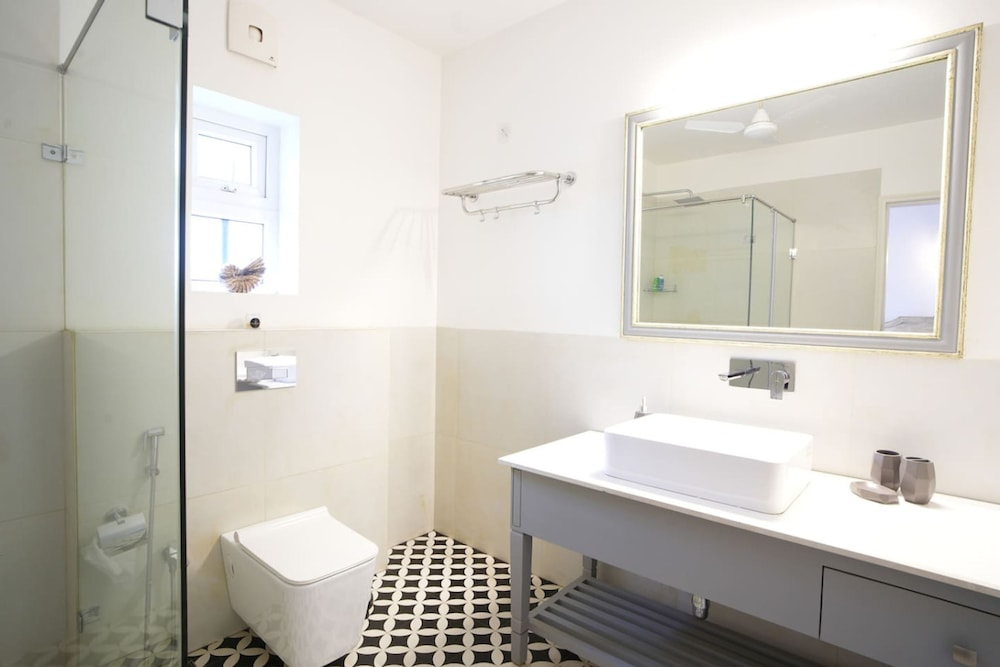 Villa Bauhinia - 5bhk With Pool 10 Mins to Beach