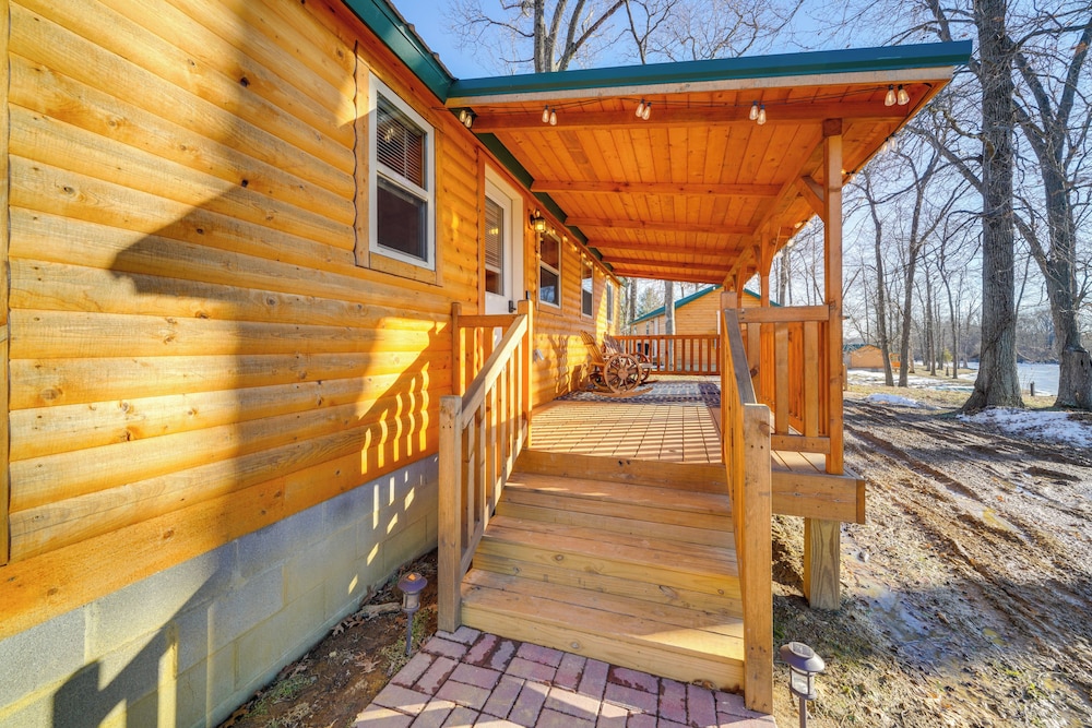 La Grange Cabin on a Racehorse Farm w/ Pond Views!