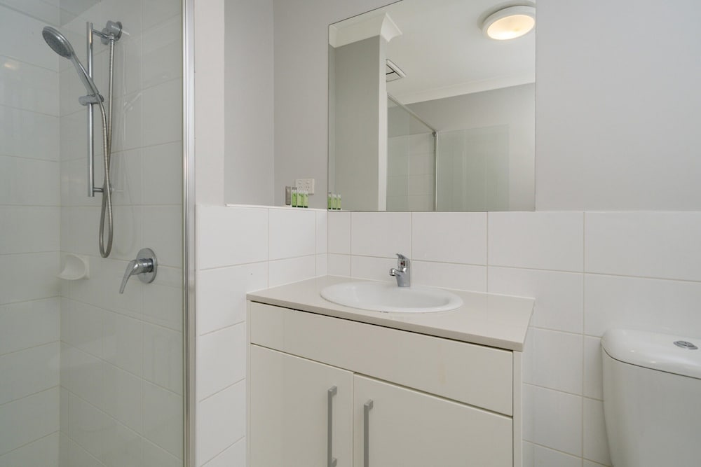 Sunny 2-bed in Quiet Location With Balcony