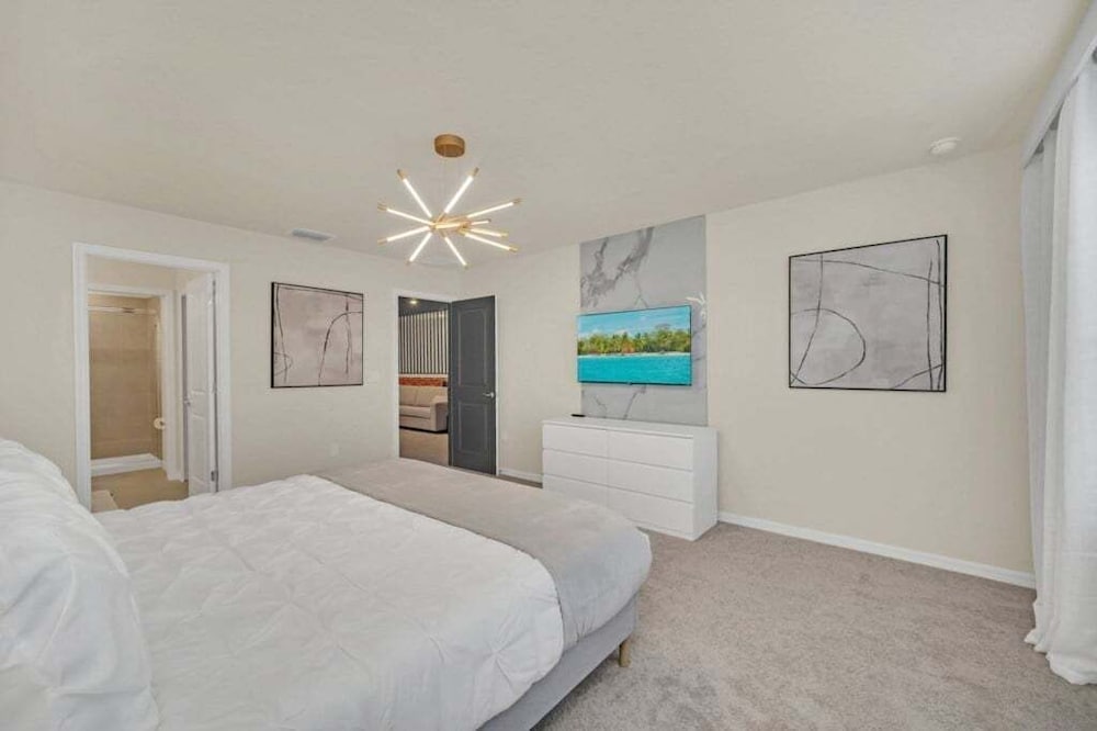 Luxury Home With Splash Pool 5 Bed Townhome! 5 Bedroom Townhouse