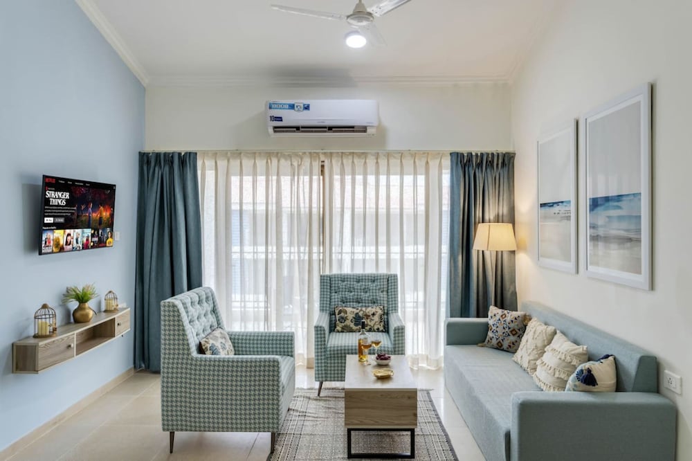 Luxe 1bhk w Pool Sauna 1km to the Beach